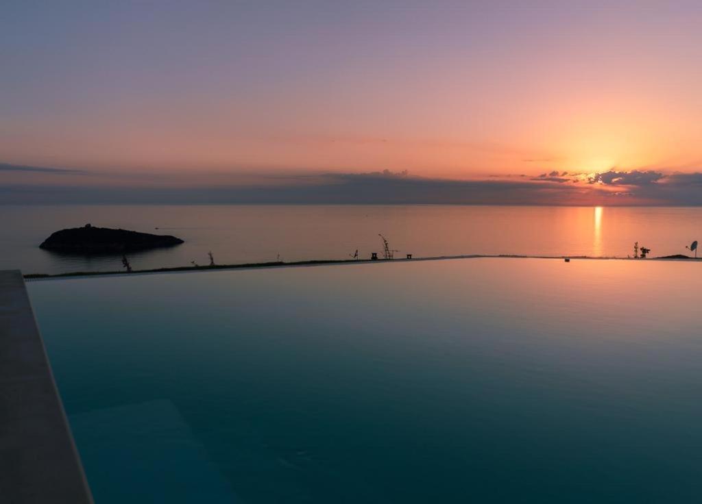 Luxury Villa Blue&Blanc Piscina A Sfioro Isola Diamante Exterior foto